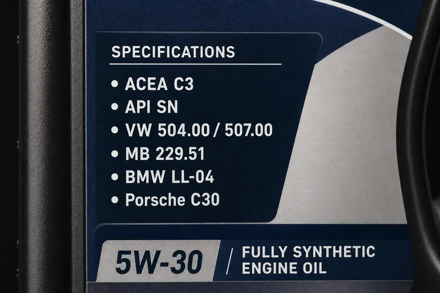 Specificațiile producătorului pe eticheta unei sticle de ulei motor VW 504.00 507.00 evidențiate